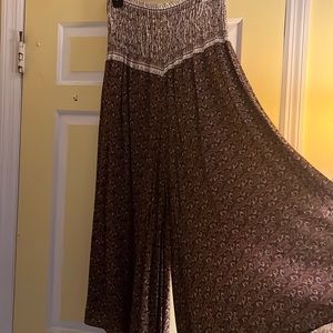 Boho wide-leg patterned pants.